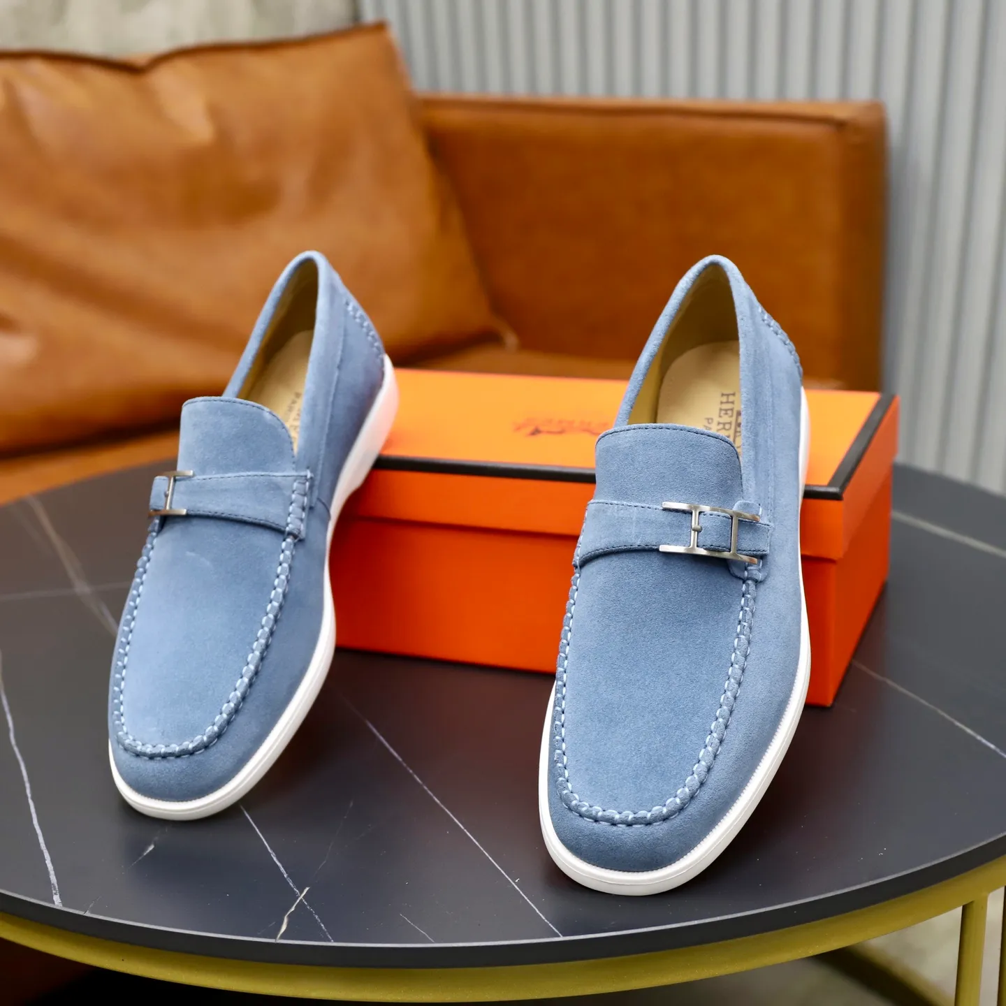 Ex-factory price: 540💰Hermès/Hermès slip-on men's shoes. This shoe is made of imported cow suede leather, with simple and smooth lines, and a 3CM rubber foam ultra-light sole combined with aerodynamic design! Youthful and fashionable, H button decoration, contrasting leather embellishment on the heel, calf lining to gently wrap your feet, with embossed logo cowhide feet, leather rock strips, casual and urban style, highlighting youthful vitality, sports and leisure version, super versatile Size number: 38-39-40-41-42-43-44 Standard leather shoe size (45 can be customized but does not support returns)